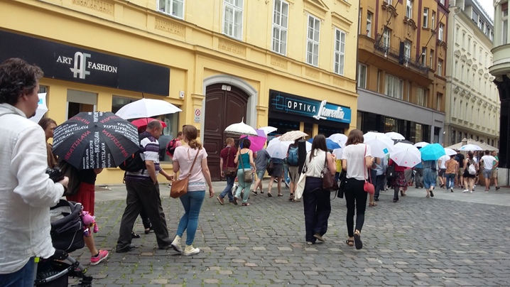 Takto sa pochodovalo v Bratislave po minulé roky.  Otvorený dáždnik je symbolom prístrešia.